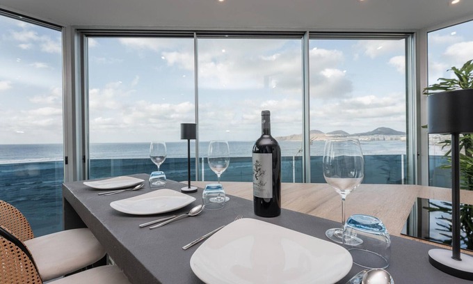 Las Palmas de Gran Canaria Apartamento | Luxury facing Las Canteras Beach