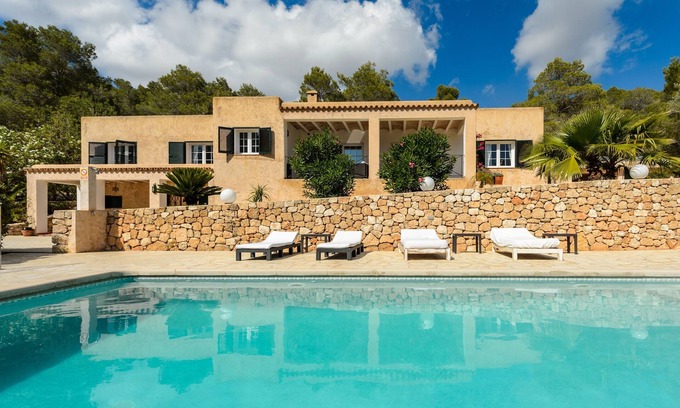 Sant Josep de sa Talaia Villa | Lujosa villa "Casa Olivo" con vistas a la montaña, piscina, Wi-Fi, balcón y aire acondicionado