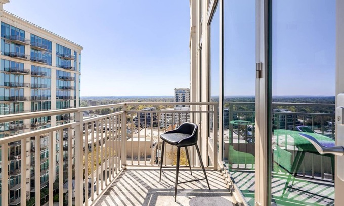 Peachtree Heights West Apartamento | Luxurious 1,000 Sq ft. Buckhead Penthouse