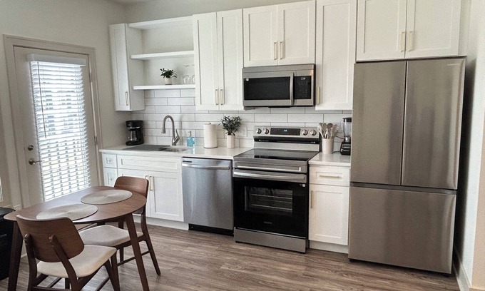 Waukee Apartamento | Luxurious 1-bedroom apartment in superb Waukee with gym & game room