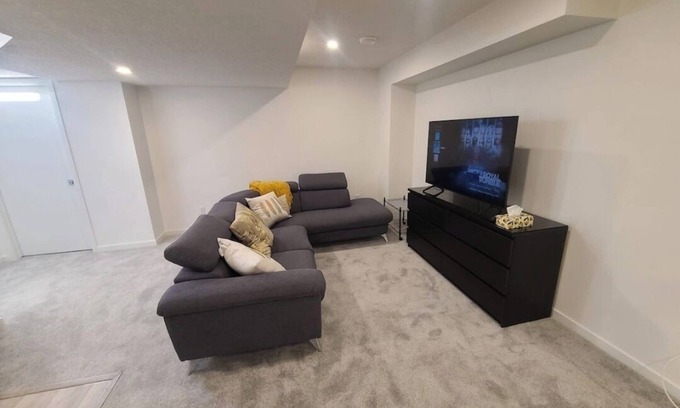 Airdrie Casa | Luxurious 1-bedroom basement suite in marvelous Airdrie 15 minutes to the Airpor