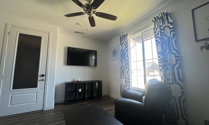 Roosevelt Casa | Luxurious 1 Bedroom In-law Suite "Private Entry"
