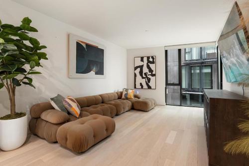 Downtown Apartamento | Luxurious 2-Bedroom Retreat in Santa Monica