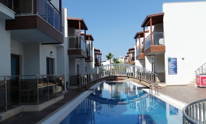 Turgutreis Apartamento | Lujoso apartamento de 2 dormitorios en planta baja con piscina comunitaria.