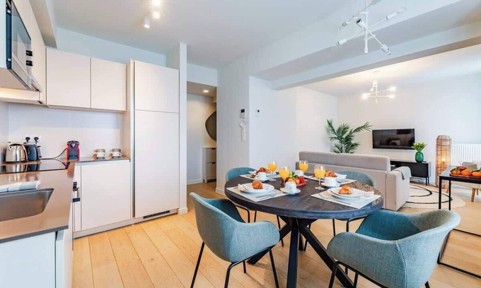 Plasky Apartamento | Luxurious 2-BR flat Near NATO & EU