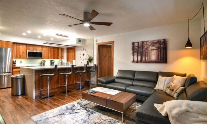 East Mesa Condominio | Luxurious 2B/2B Executive Condo Pets Considered, Heated Community Pool & Hot Tub