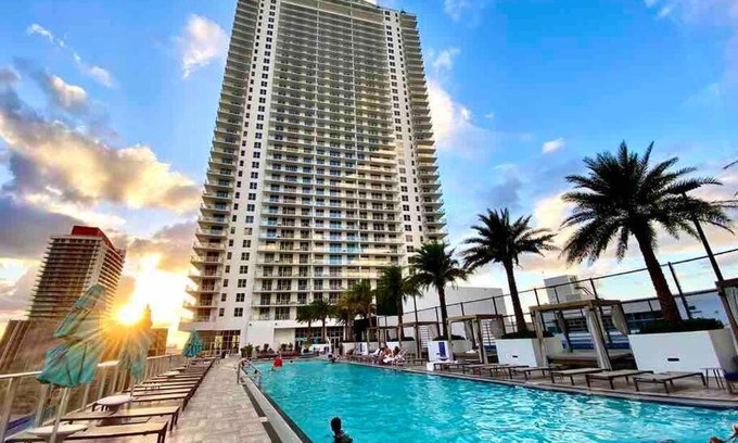 Hollywood South Central Beach Apartamento | Luxurious 2b 2b with an Amazing View - Daily resort fee and parking not included -
