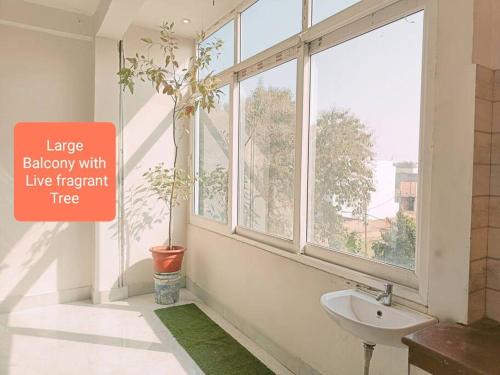 Sarnath Apartamento | Luxurious 2BHK AC studio apt 20 minutes from Ghats