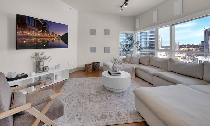 East Village Apartamento | Luxurious 2BR/2BA High-Rise in East Village – Walk to Petco Park & Gaslamp