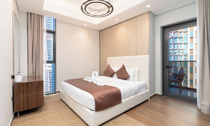 Business Bay Apartamento | Luxurious 2BR Partial Burj View l King size Bed