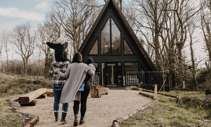 Carrick-on-Shannon Cabina | Luxurious 3 bedroom Woodland Lodge 6 Sleeper