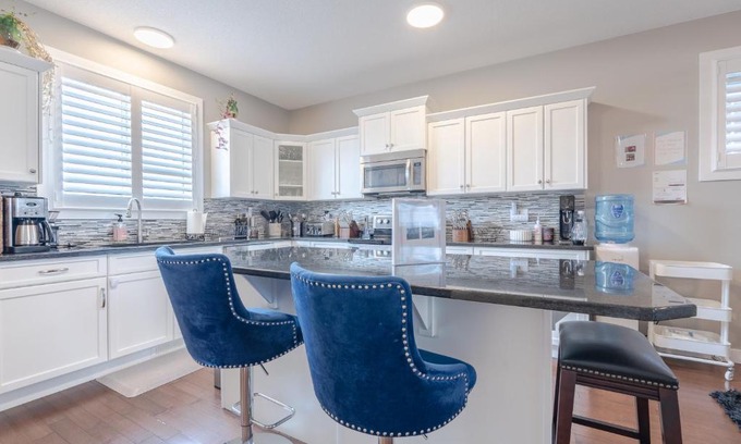 Cochrane Casa | Luxurious 3-Bedrooms with Office & Media Room
