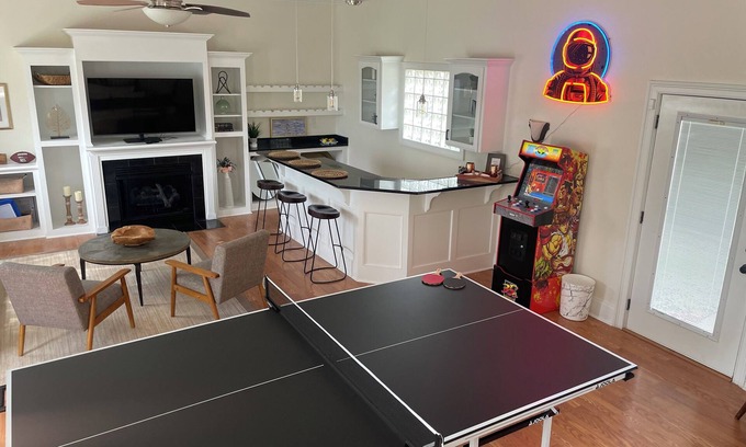 State Park Casa | Luxurious 3 BR/2 BA w/ Patio Deck, Wet Bar, Ping-Pong, Arcade, & King Bed