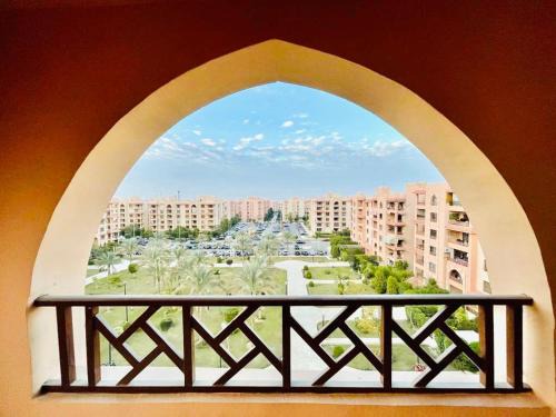 Al Rehab Apartamento | Luxurious 3 BR Rustic Apartment Overlooking Huge Garden - For Families and Couples