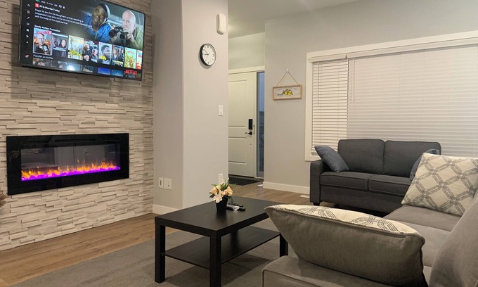 Regina Casa | Luxurious 3 BR Villa with free parking - King Bed