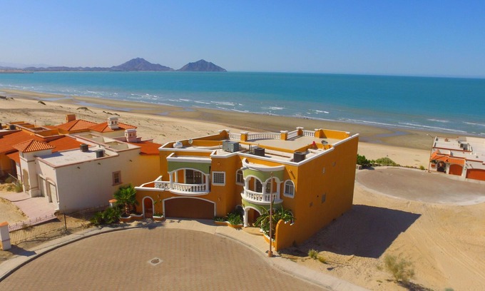 Villas de Las Palmas Casa | Lujosa casa de 3 pisos en la playa para 15 personas con piscina privada y wifi.