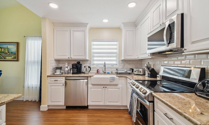 New Port Richey Casa | Luxurious 3bd/2ba Home with Heated Sald Water Pool