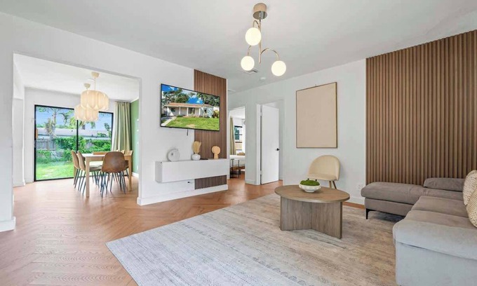 North Andrews Gardens Casa | Luxurious 3BD Home in Oakland Park