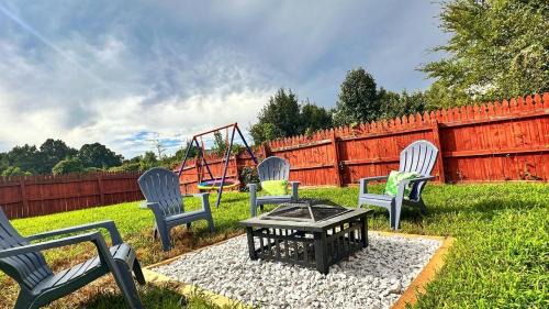 Sunset Road Casa | Luxurious 3BR King Bed, Queen Bed and Patio