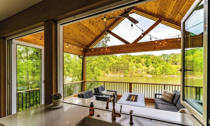 Greenville - Spartanburg Casa | Luxurious 3BR on Lake Saluda w/ Kayaks, Fire Pit