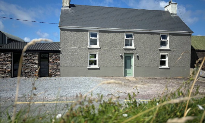 Ballydavid Otro | Luxurious 4-bed Farmhouse on the Dingle Peninsula