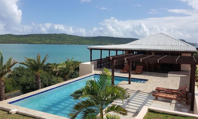 Mamora Bay Villa | Lujosa villa de 4 dormitorios con piscina ~ increíbles vistas al mar y refrescantes vientos alisios