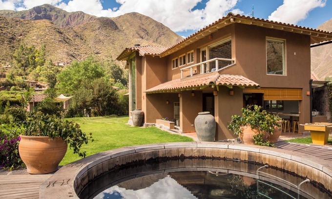 Cusco Historic Center Casa | Luxurious 4-bedroom house in delightful Urquillos Huayllabamba with WiFi