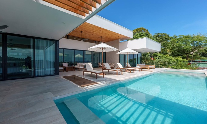 Paraiso Casa | Luxurious 4-Bedroom Home, with Gym – Stunning Ocean and Catalina Island views!