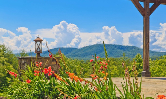 Marble Otro | Luxurious 4-bedroom farmhouse nestled in the beautiful mountains of Marble, NC