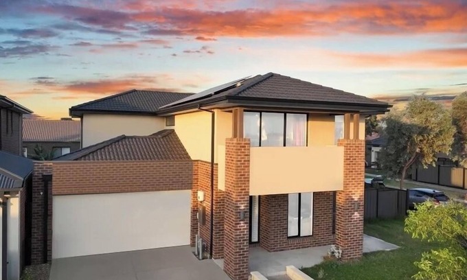 Truganina Casa | Luxurious 4 Bedroom Home in Prime Location