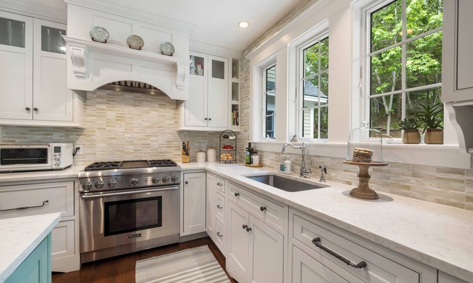 Kennebunk Casa | Luxurious 4 bedroom home steps to Mother's Beach and KBIA