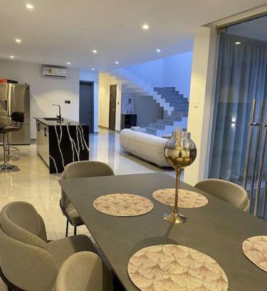 Teshie Apartamento | Luxurious 4 Bedroom House With Pool
