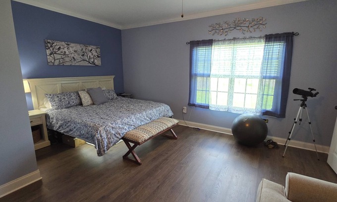 Hinesville Casa | Luxurious 4 bedroom home with huge Master ensuite - pet friendly!