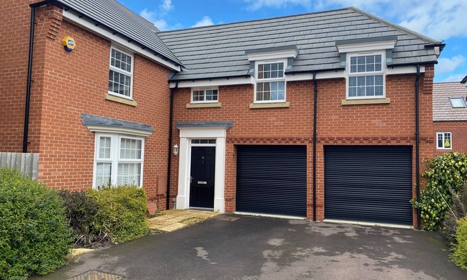 Marston Moretaine Casa | Luxurious 4 br detached house in cul-de-sac ideal for family or group of friends