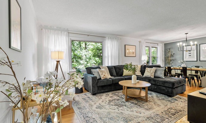 North Hills Casa | Luxurious 4BD near Downtown, NCSU, RDU airport, with movie room, games, & more!