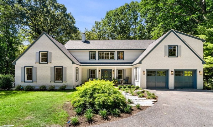 North Hampton Casa | Luxurious 5-bedroom House Walking Distance to Historic Beach Walk and Beaches
