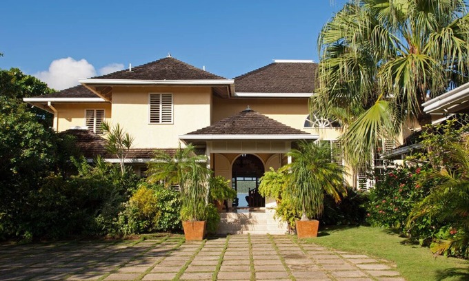 Discovery Bay Villa | Lujosa villa de 5 dormitorios en la playa privada con Pista de tenis