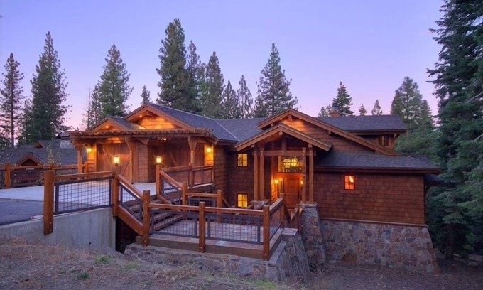 Truckee Casa | Lujoso 5000 pies cuadrados Northstar Home: increíble sala de juegos y cuatro suites con cama King