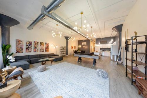 Near South Side Apartamento | Luxurious 5BR Suite Perfect for Group of 12 guests with Pool table, Optional Parking and Gym Access Near McCormick Place and Soldier Field