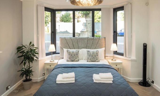 Golders Green Casa | Luxurious 6-Bed House with Pool and Free Parking
