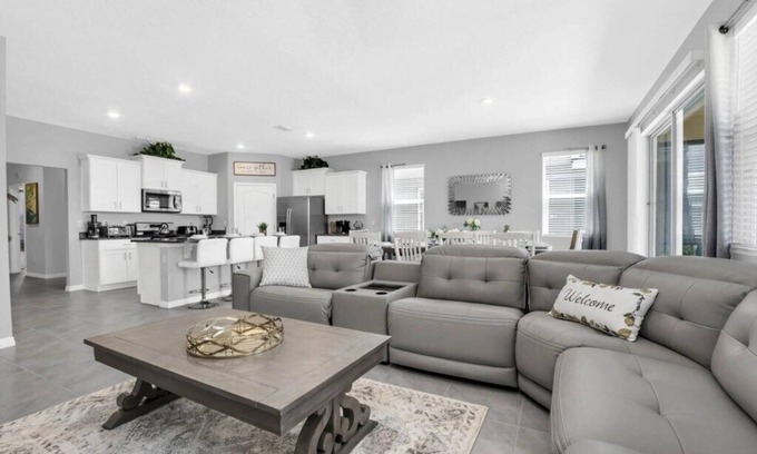 Loughman Casa | Luxurious 6 Bed Pool Home in Solterra-7631OML