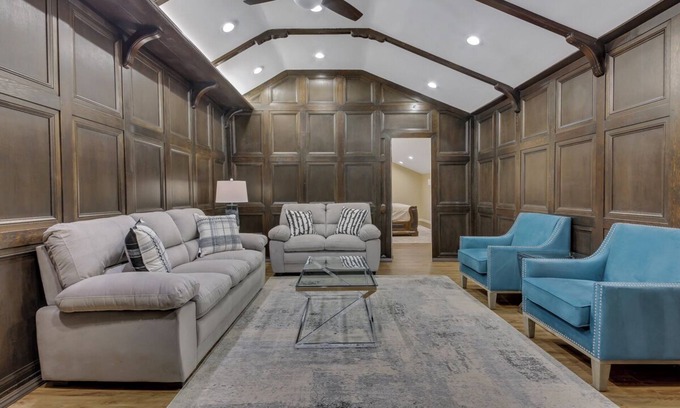 Northwest Anaheim Casa | Luxurious 6BR Retreat w Pool & Jacuzzi Disneylandnn