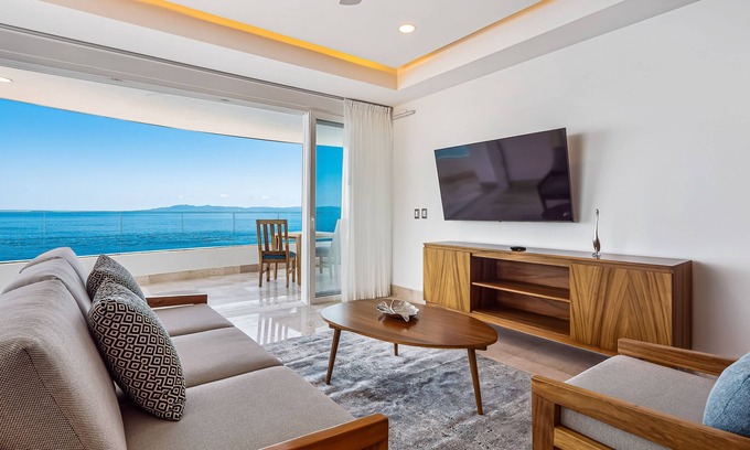Mismaloya Apartamento | Luxurious 6th-floor condo with pool, oceanfront balcony & water view