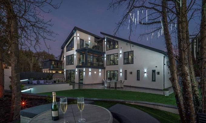 Durham Casa | Luxurious 7 bedroom durham mansion pool, hot tub, cinema