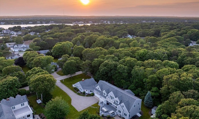 East Falmouth Casa | Luxurious 7-Bedroom Home in Falmouth