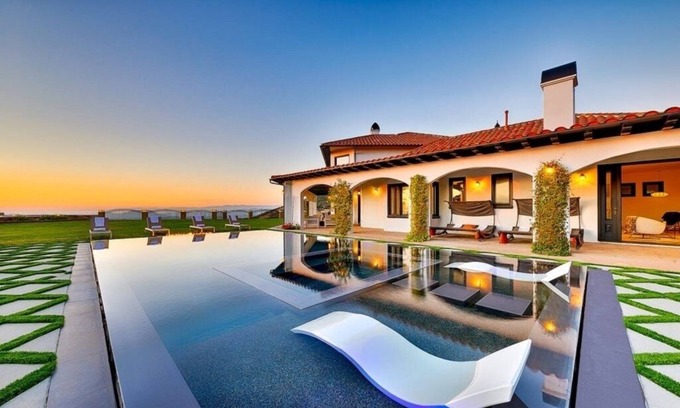 Malibu Casa | Luxurious 8-bedroom malibu Skyview estate With endless Stunning mountain views.