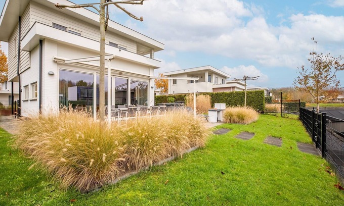 Zeewolde Casa | Luxurious 8-person houseboat with jacuzzi, sauna, 3 bedrooms, and garden by the water. Includes swim ladder, large dining table, sun loungers, and fully equipped kitchen. Located at Villa Resort Harderwold near the Veluwemeer!