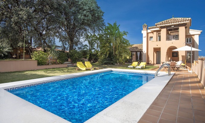 Pinos de Alhaurin Villa | Lujosa villa Andaluza con piscina y jardin privado a solo 20 minutos de la playa
