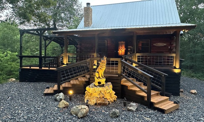 Board Camp Cabina | Luxurious and Rustic “Wolf Ridge Lodge” with Hot Tub - Sleeps 6 at Wolf Pen Gap
