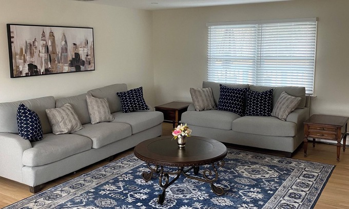Hamden Casa | Luxurious and Spacious Family Home In Quiet and Pristine Area of Hamden